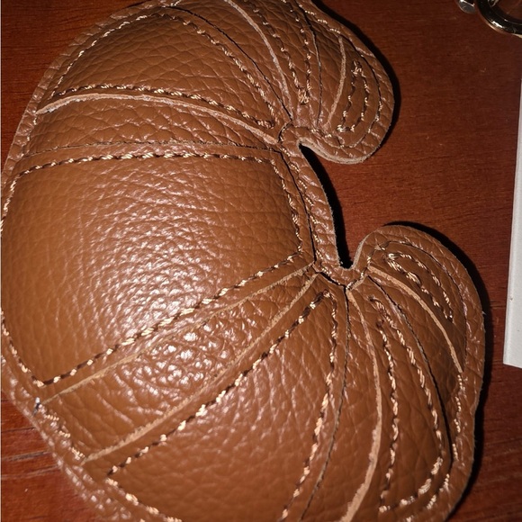 NWT ⚜️🤎⚜️ LA VIA FIRENZE Italian Leather Croissant Gold Tone Key Keychain - Picture 3 of 6